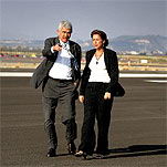 Pasqual Maragall y Magdalena Álvarez en la tercera pista del aeropuerto del Prat (28 de septiembre de 2007)